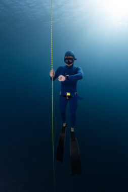 Freediver,Hangs,On,The,Rope,In,The,Depth,And,Looks