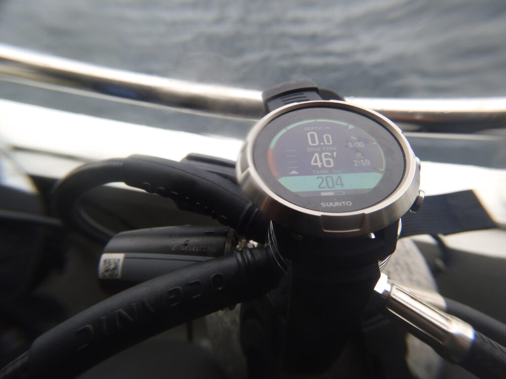 Suunto D5 dive computer with air integrated pod on scuba diving tank. Original photo.