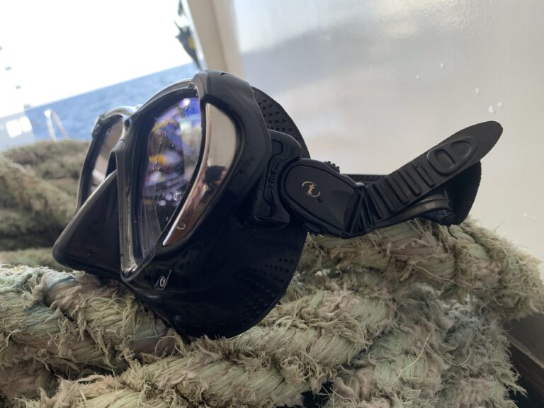 Sideview of the strap of the Tusa M-2001 Paragon dive mask.
