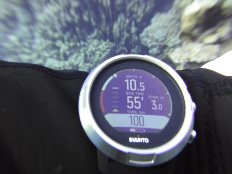 Suunto D5 air integration mode showing remaining air against coral background. Original photo.