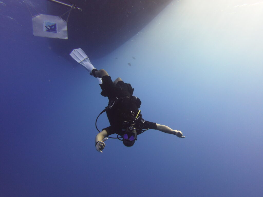 Scuba diver in the water wearing the Tusa M-2001 Paragon dive mask.