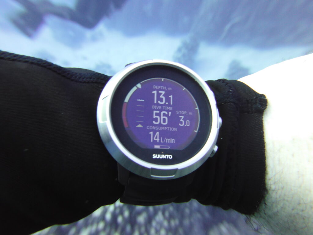 Suunto D5 air consumption rate as shown when using air integrated transmitter. Original photo.