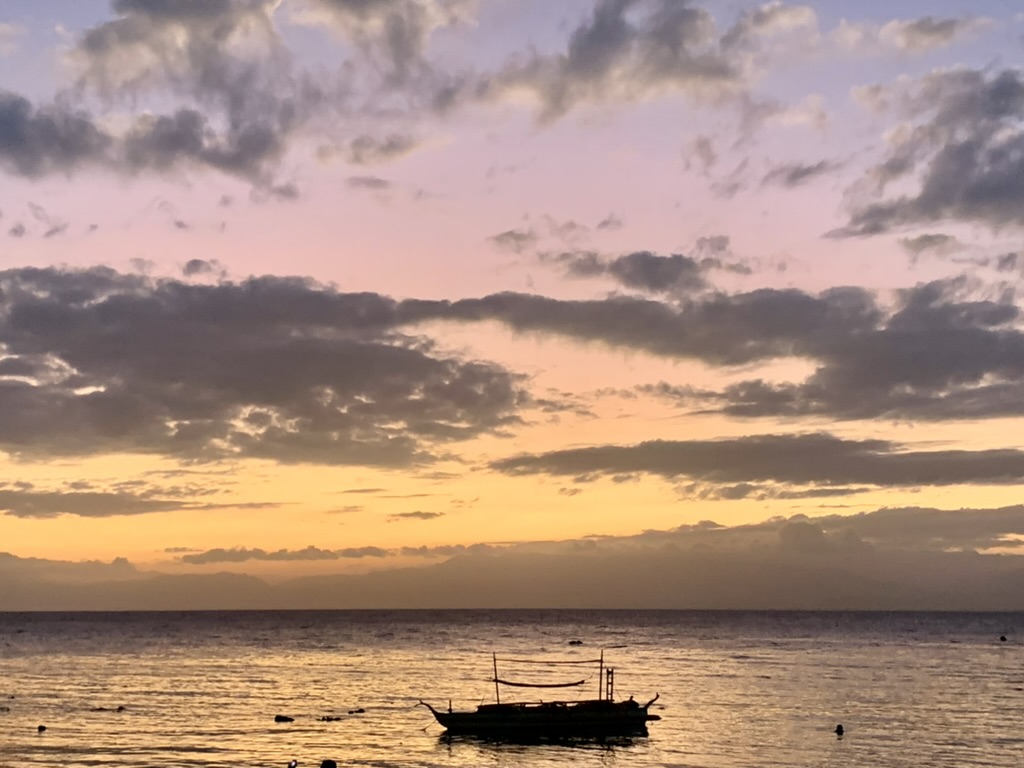 White beach of Moalboal at sunsdt