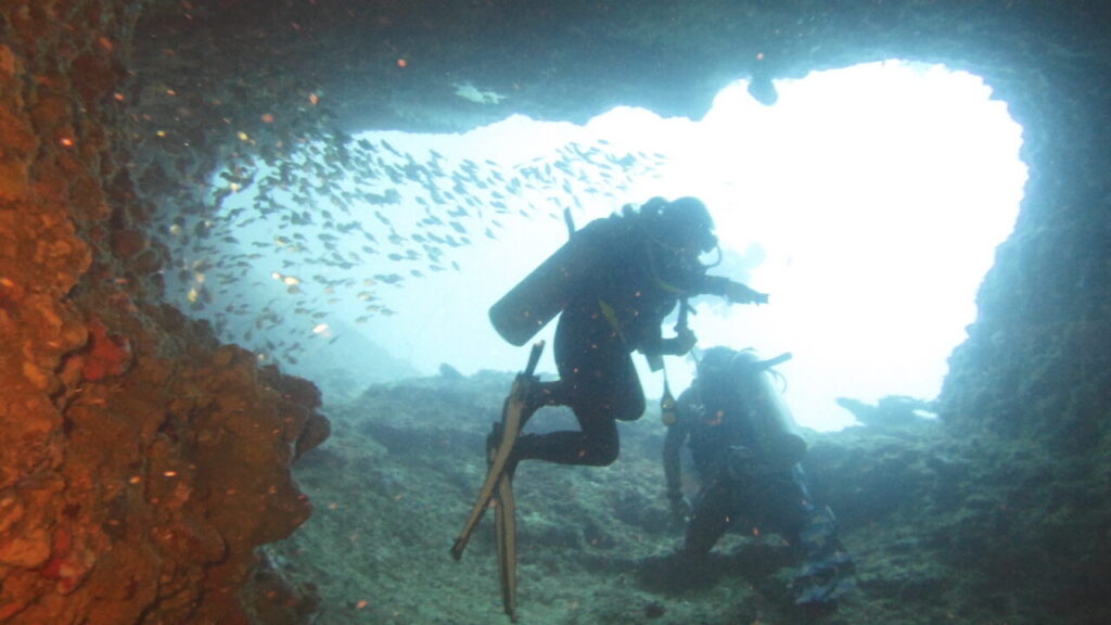 Divemaster at entry point of Dilumacad tunnel, a favourite El Nido dive site.