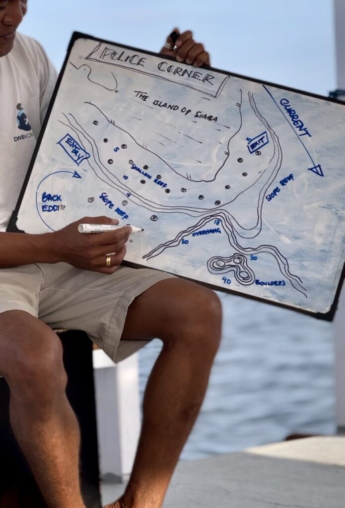Dive briefing for the Dive Site Police Corner on the Komodo Liveaboard AKomo Isseki