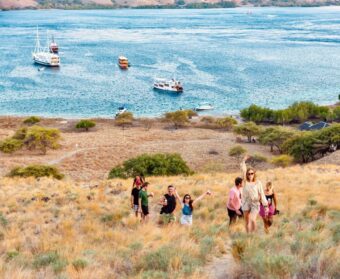 The guests of the Akomo Isseki hiking on Gili Lawa for a sunset view