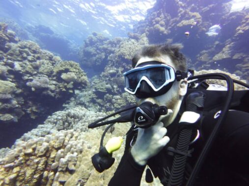 Scuba diver with Pano 4 dive mask and Oceanic Delta 5 scuba regulator