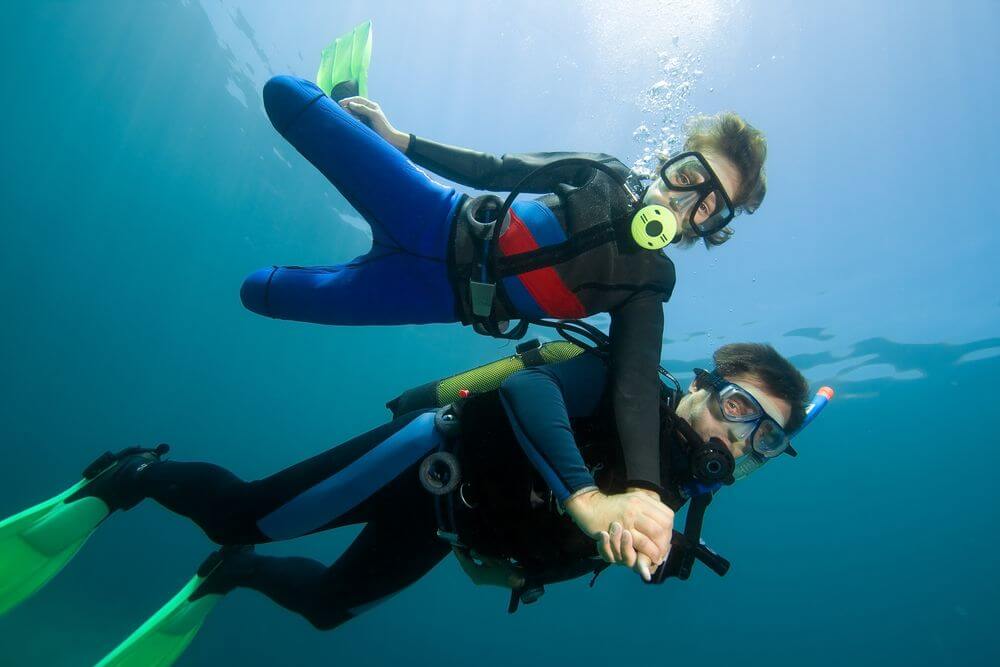 diver couple holding hands