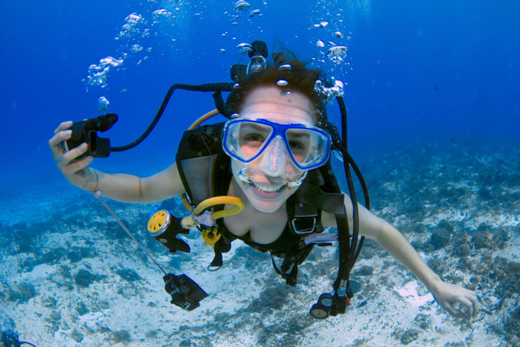 female diver not proper use of regulator
