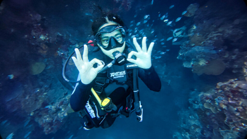 Beginner scuba diver enjoying beautiful, easy and scenic dive at Napaling in Panglao, Bohol. Original photo by Diving Squad